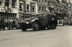 605162 Afbeelding van de Memorial D-Day Parade van de 3rd Canadian Infantry Division op het Vredenburg te Utrecht.